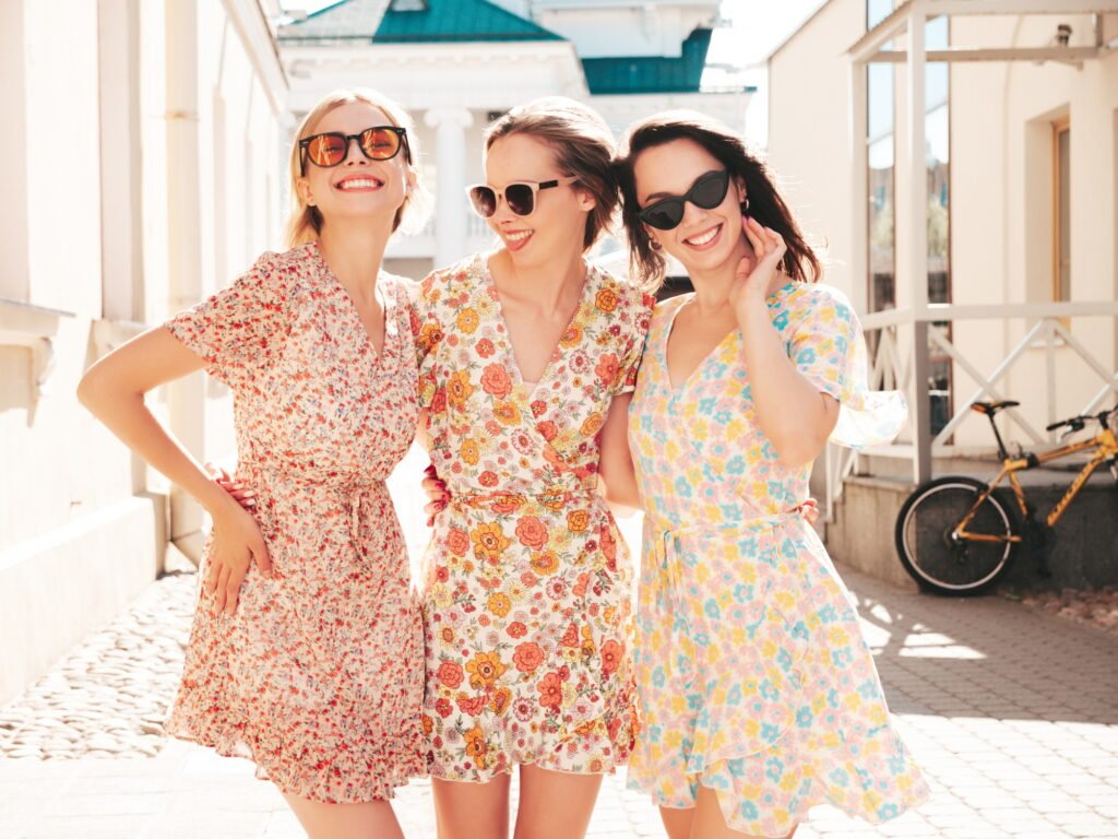 Mujeres con ropa de Factori Stamp